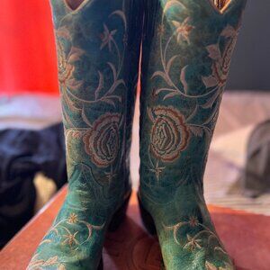 BNWT/Box Circle G Turquoise Floral Embroidery Boots. Size 10.5